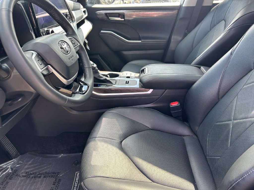 Used 2024 Toyota Highlander Platinum FWD image 11