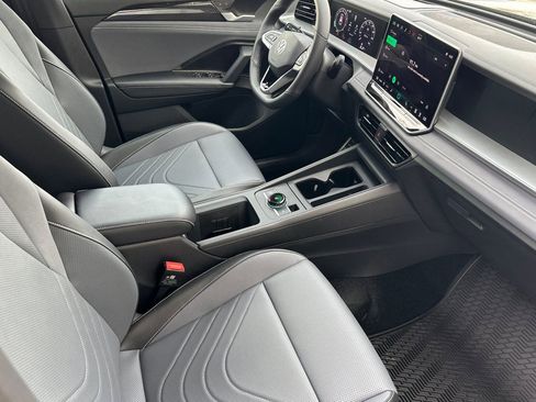 New 2026 Volkswagen Tiguan SE R-Line FWD image 14