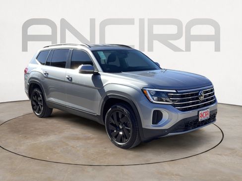 New 2025 Volkswagen Atlas SE FWD image 2