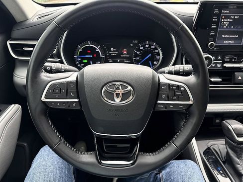 Used 2020 Toyota Highlander XLE AWD/4WD image 14