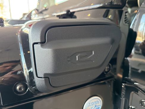 Used 2022 Jeep Wrangler Unlimited Sahara w/ Cold Weather Group image 17