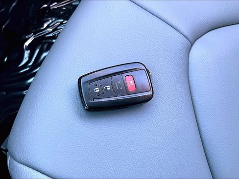 Used 2021 Toyota Highlander XLE image 14