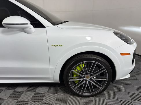 Certified 2022 Porsche Cayenne Turbo S AWD/4WD image 12
