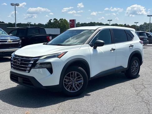 Used 2024 Nissan Rogue S AWD/4WD image 2