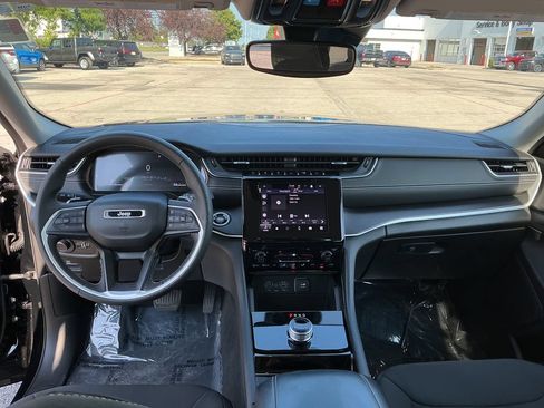 Certified 2023 Jeep Grand Cherokee Laredo AWD/4WD image 13
