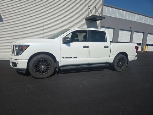 Used 2018 Nissan Titan SV w/ SV Convenience Package RWD image 6