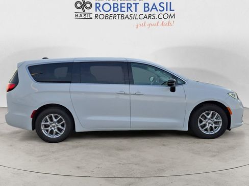 Used 2024 Chrysler Pacifica Touring-L image 6