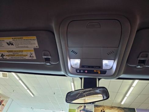 Used 2018 Chevrolet Equinox LT image 23