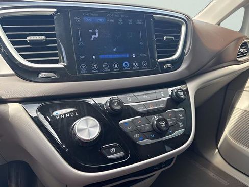 Used 2017 Chrysler Pacifica Touring-L FWD image 26