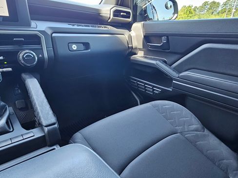 Used 2025 Toyota Tacoma SR AWD/4WD image 11