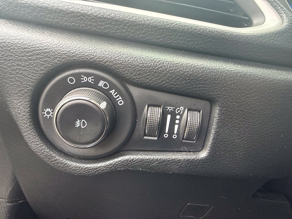 Used 2025 Chrysler Pacifica Select FWD image 16