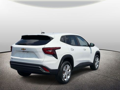 Used 2024 Chevrolet Trax LS FWD image 2