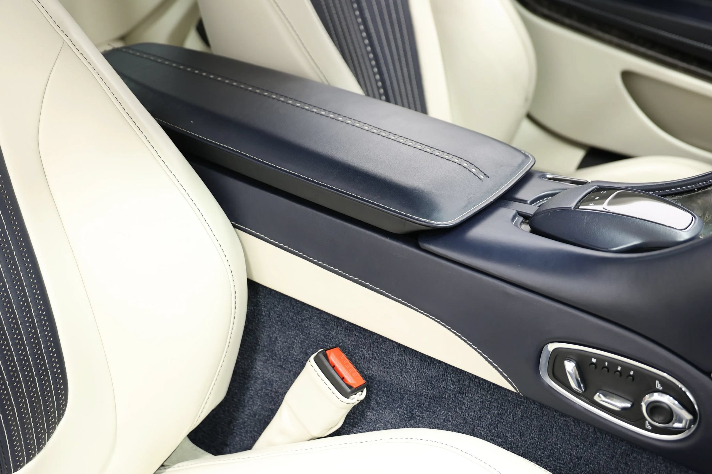 Used 2019 Aston Martin DB11 Coupe RWD image 81