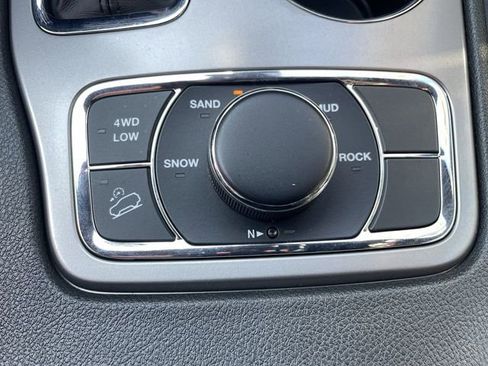 Used 2022 Jeep Grand Cherokee Laredo X image 18