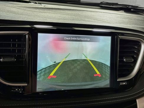 Used 2023 Chrysler Pacifica Touring-L FWD image 16