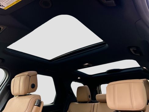 New 2025 Land Rover Discovery Dynamic SE image 24