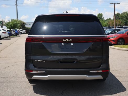 Used 2023 Kia Carnival LX FWD image 4