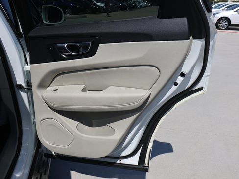 Used 2018 Volvo XC60 T6 Momentum w/ Convenience Package image 14