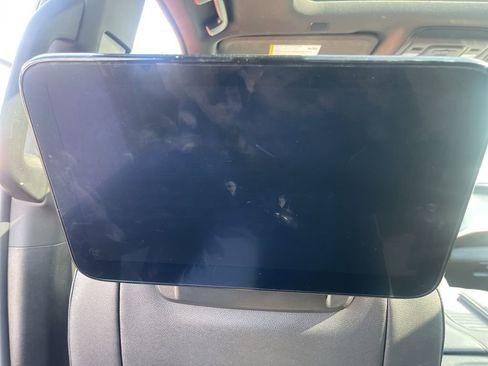 Used 2023 Chevrolet Suburban RST w/ Luxury Package image 16