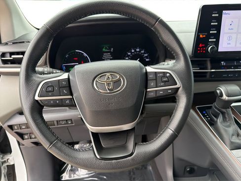 Used 2022 Toyota Sienna XLE image 17