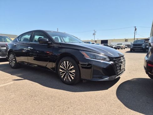 Used 2023 Nissan Altima 2.5 SV image 2