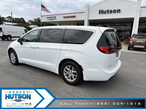 Used 2023 Chrysler Pacifica Touring-L FWD image 8