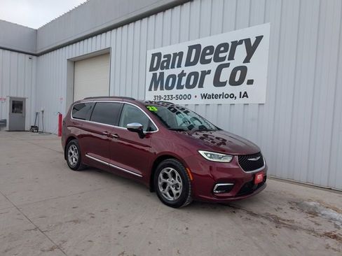 Used 2023 Chrysler Pacifica Limited image 1