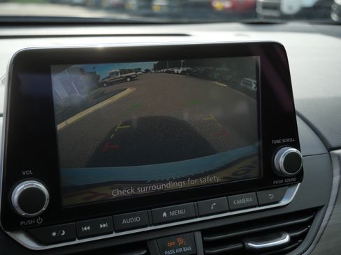 Used 2025 Nissan Altima 2.5 SV FWD image 31