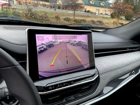 Used 2024 Jeep Compass Latitude image 27