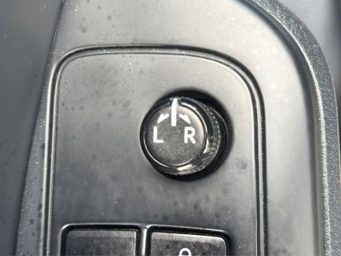 Used 2018 Toyota C-HR XLE image 34