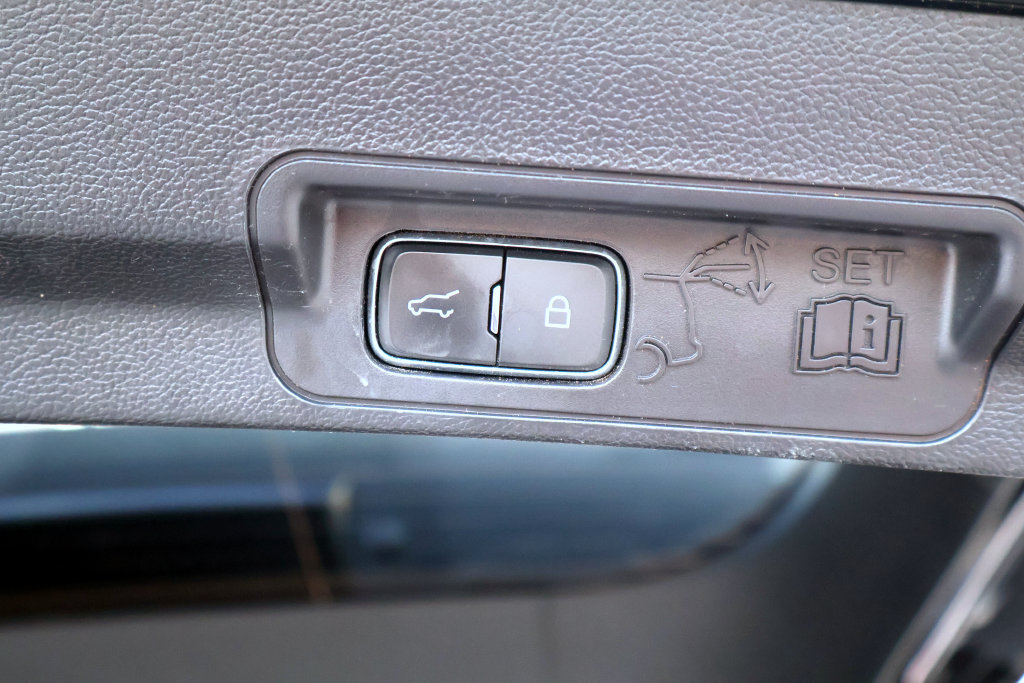 Used 2022 Ford Explorer ST-Line RWD image 12