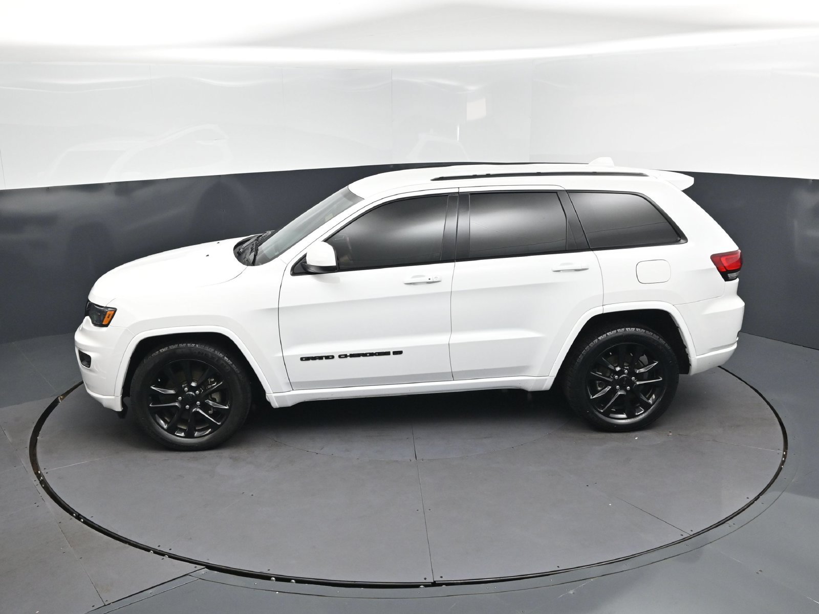 Used 2022 Jeep Grand Cherokee Laredo X RWD image 32