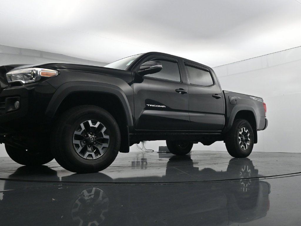 Used 2018 Toyota Tacoma TRD Off-Road w/ Technology Package AWD/4WD image 34
