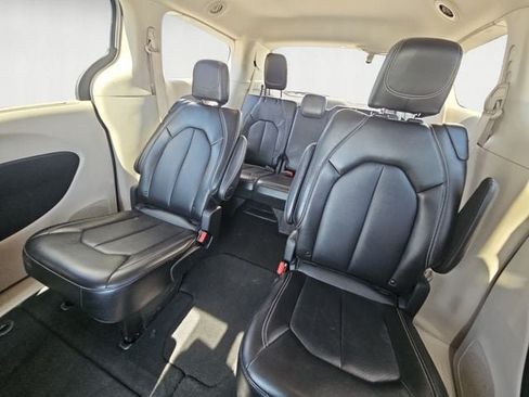 Used 2024 Chrysler Pacifica Touring-L FWD image 13