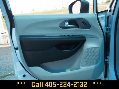 Used 2023 Chrysler Pacifica Touring-L FWD image 14