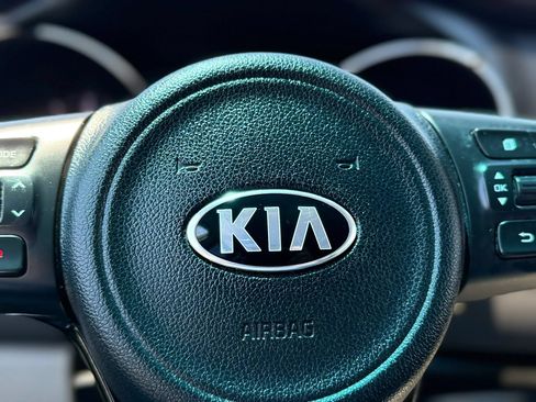 Used 2017 Kia Sedona LX w/ LX Essentials Premium Package FWD image 31