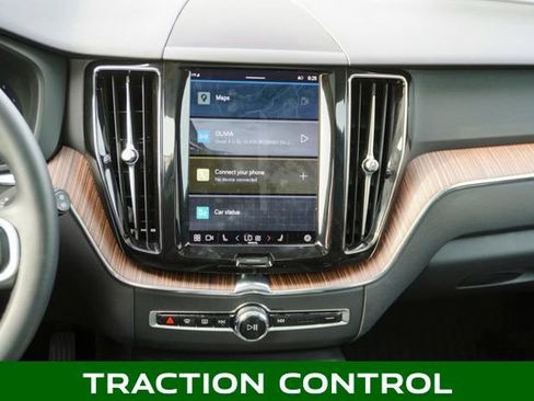 Used 2022 Volvo XC60 B5 Momentum image 12