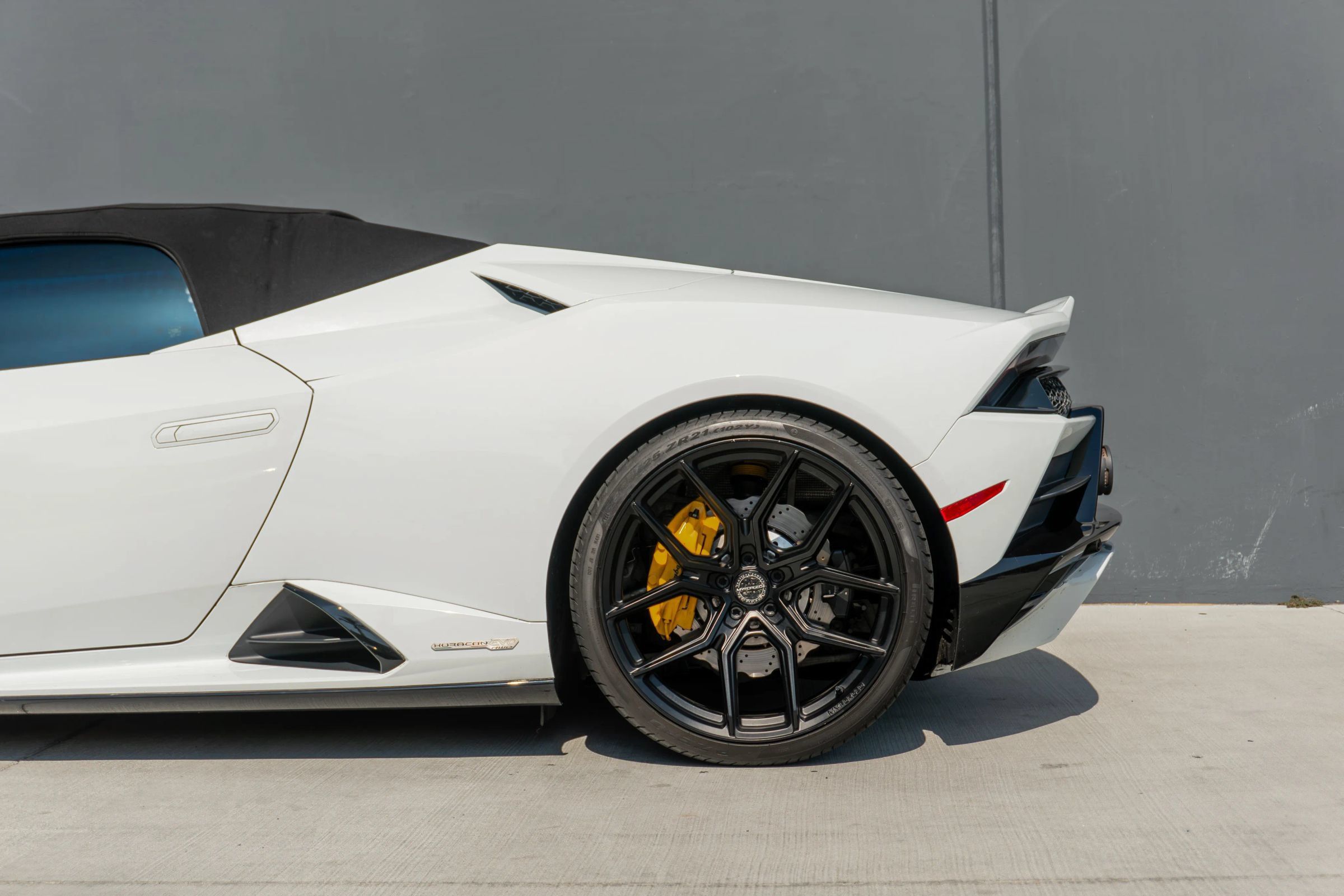 Used 2021 Lamborghini Huracan EVO RWD image 19