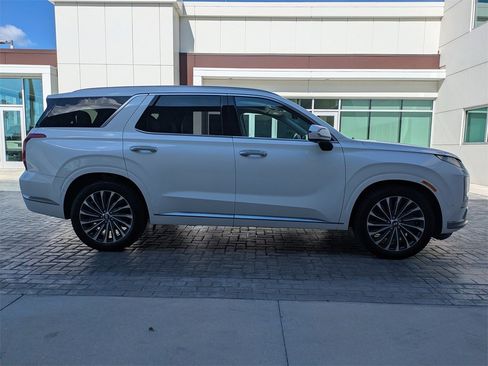 Used 2023 Hyundai Palisade Calligraphy image 3