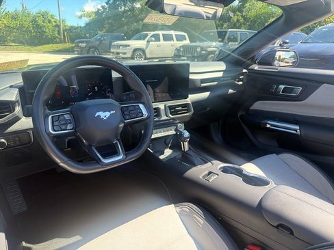 Used 2024 Ford Mustang Convertible RWD image 7
