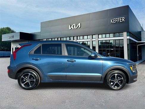 Certified 2025 Kia Niro EX image 9