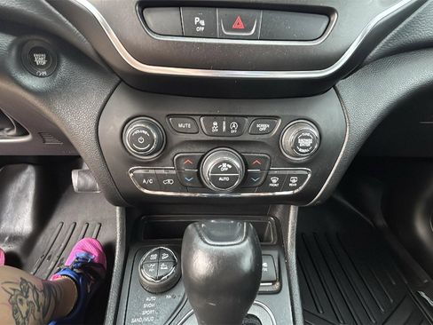 Used 2020 Jeep Cherokee Trailhawk image 17