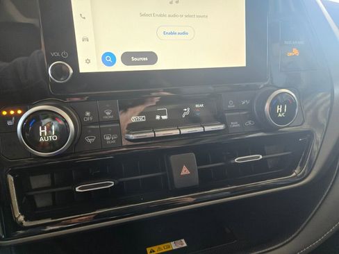 Used 2023 Toyota Highlander XLE image 10