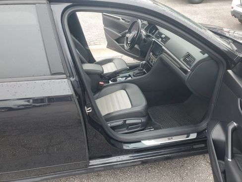 Used 2018 Volkswagen Passat 3.6 FWD image 11