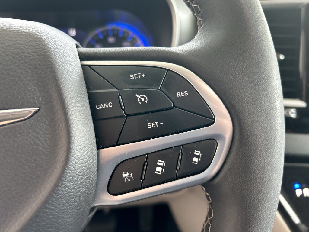 Used 2023 Chrysler Pacifica Touring-L FWD image 17