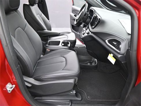 New 2026 Chrysler Pacifica Select image 35