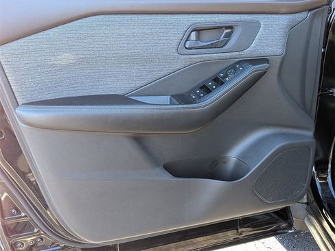 Used 2022 Nissan Rogue S image 9