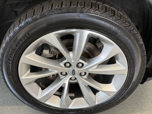 Used 2022 Ford Explorer Platinum w/ Equipment Group 601A AWD/4WD image 32