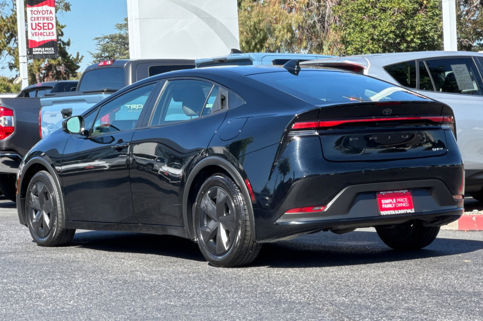 Used 2025 Toyota Prius LE FWD image 4