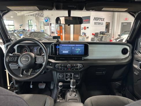 Used 2025 Jeep Gladiator Sport AWD/4WD image 14